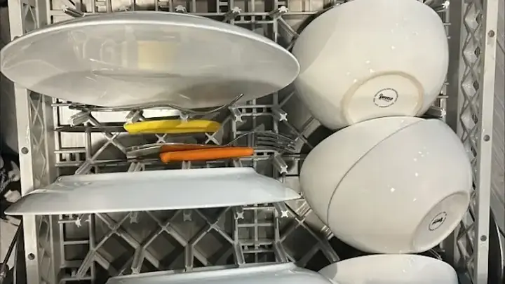 Commercial dishwashing racks and components